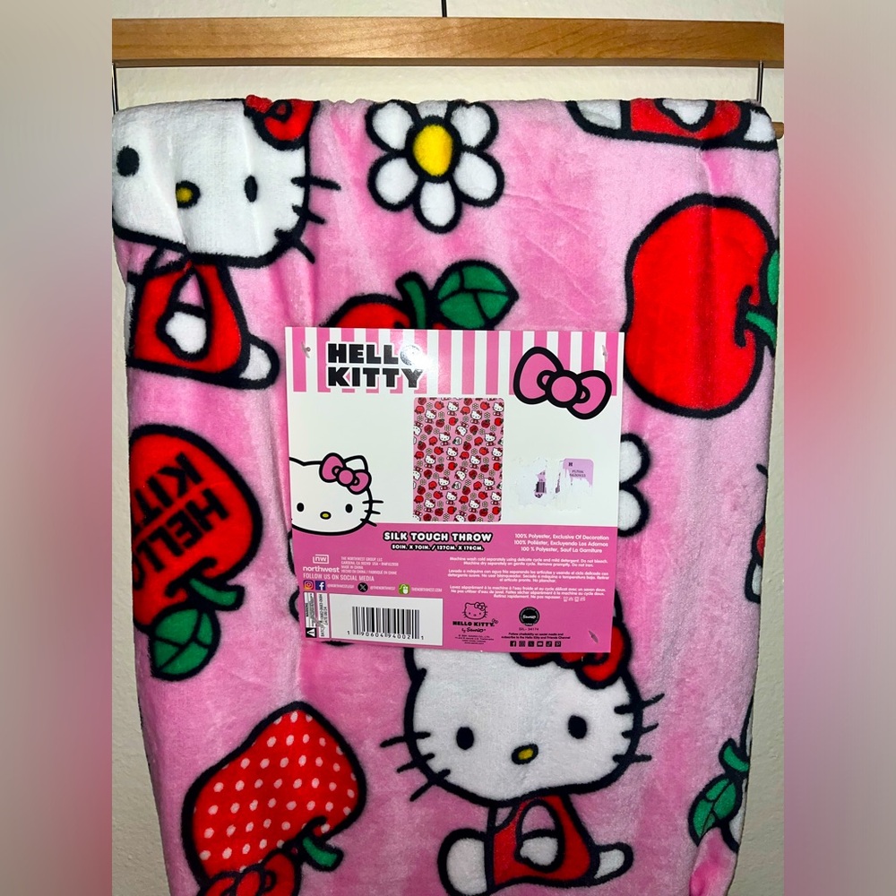 NWT Hello Kitty Sanrio Pink And Red Apples Cute 50 x 70 in